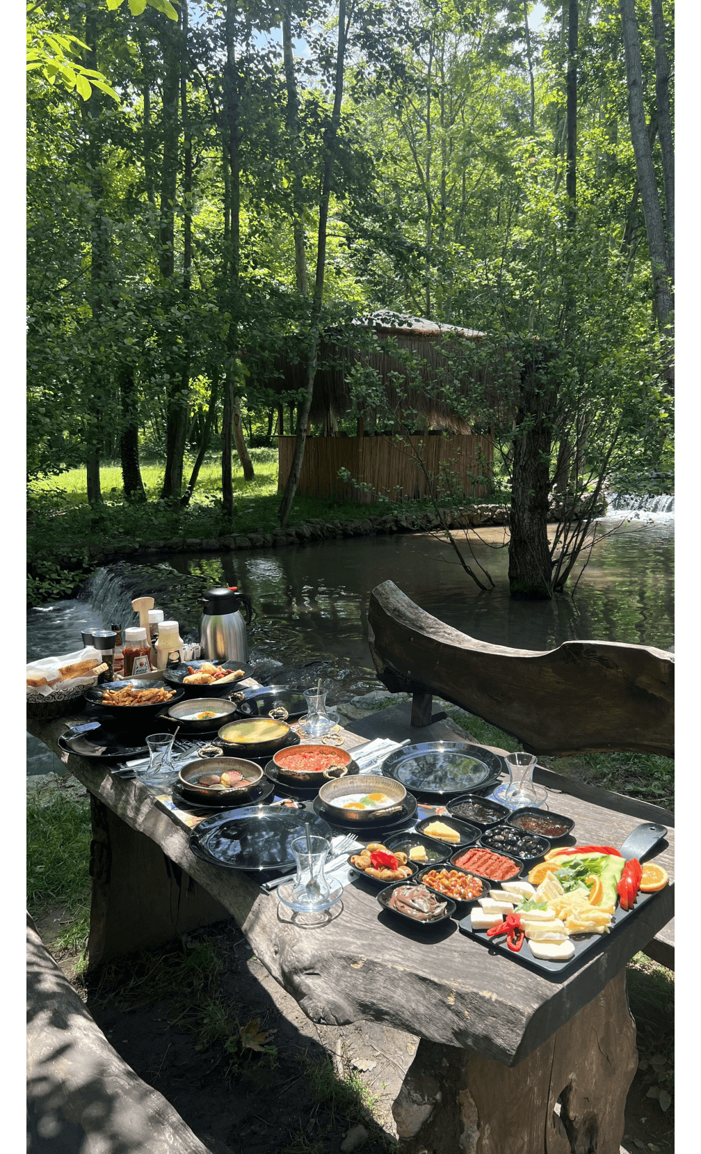 Bıçkıdere Doğal Yaşam Köyünde, Karadenizin lezzet dolu mutfağıyla tanışın! Serpme Karadeniz usulü köy kahvaltısı ile güne enerjik bir başlangıç yapın. 